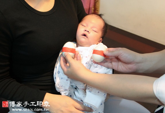 楊寶寶(新北汐止區到府嬰兒寶寶滿月剃頭理髮、免費到府嬰兒剃胎毛儀式吉祥話)。到府剃頭剃胎毛主持、專業拍照、DVD光碟、證書。★購買「臍帶章、肚臍章、胎毛筆刷印章」贈送：剃頭、收涎、抓周，三選一。2015.11.20 照片4